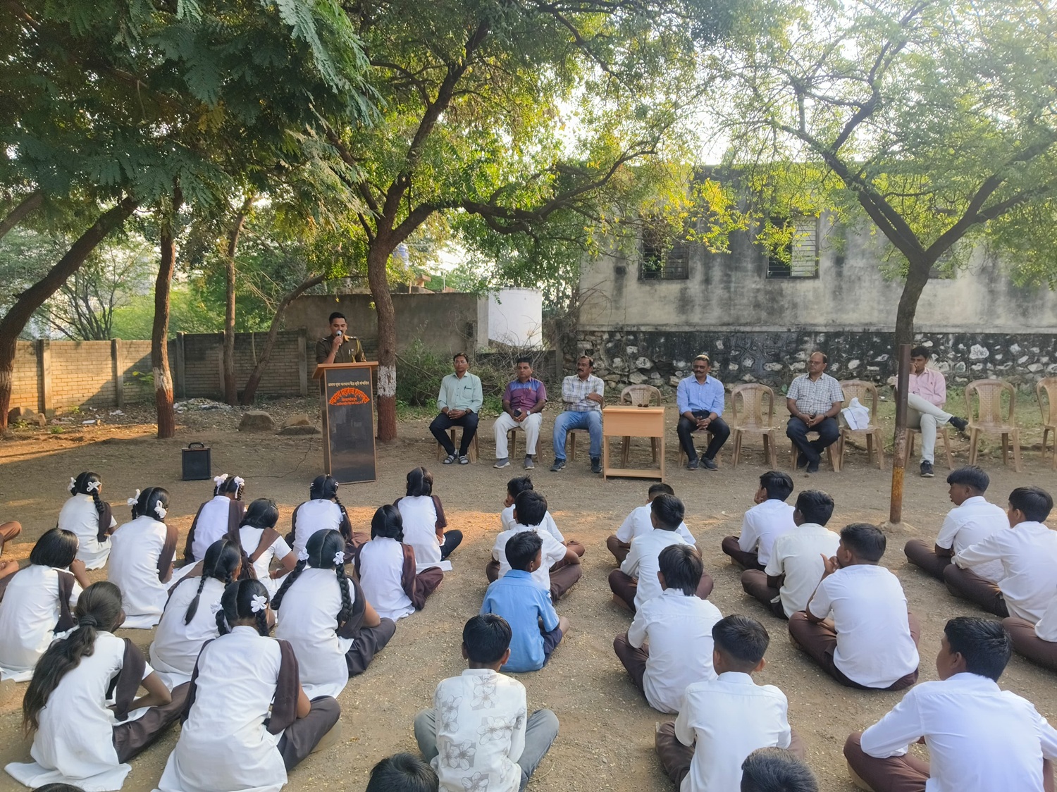 धुळे मोहाडी उपनगर पोलिस स्टेशन मार्फत विद्यार्थ्यांना सुरक्षेच्या पाऊल वाटा पुस्तकाचे ग्रामीण भागातील शाळा महाविद्यालय मध्ये वाटप व सुरक्षे संदर्भात जनजागृती मोहिम राबविण्यात आली. रानमळा…(धुळे..सा पोलिस व्हिजन क्राईम न्यूज ब्युरो)…