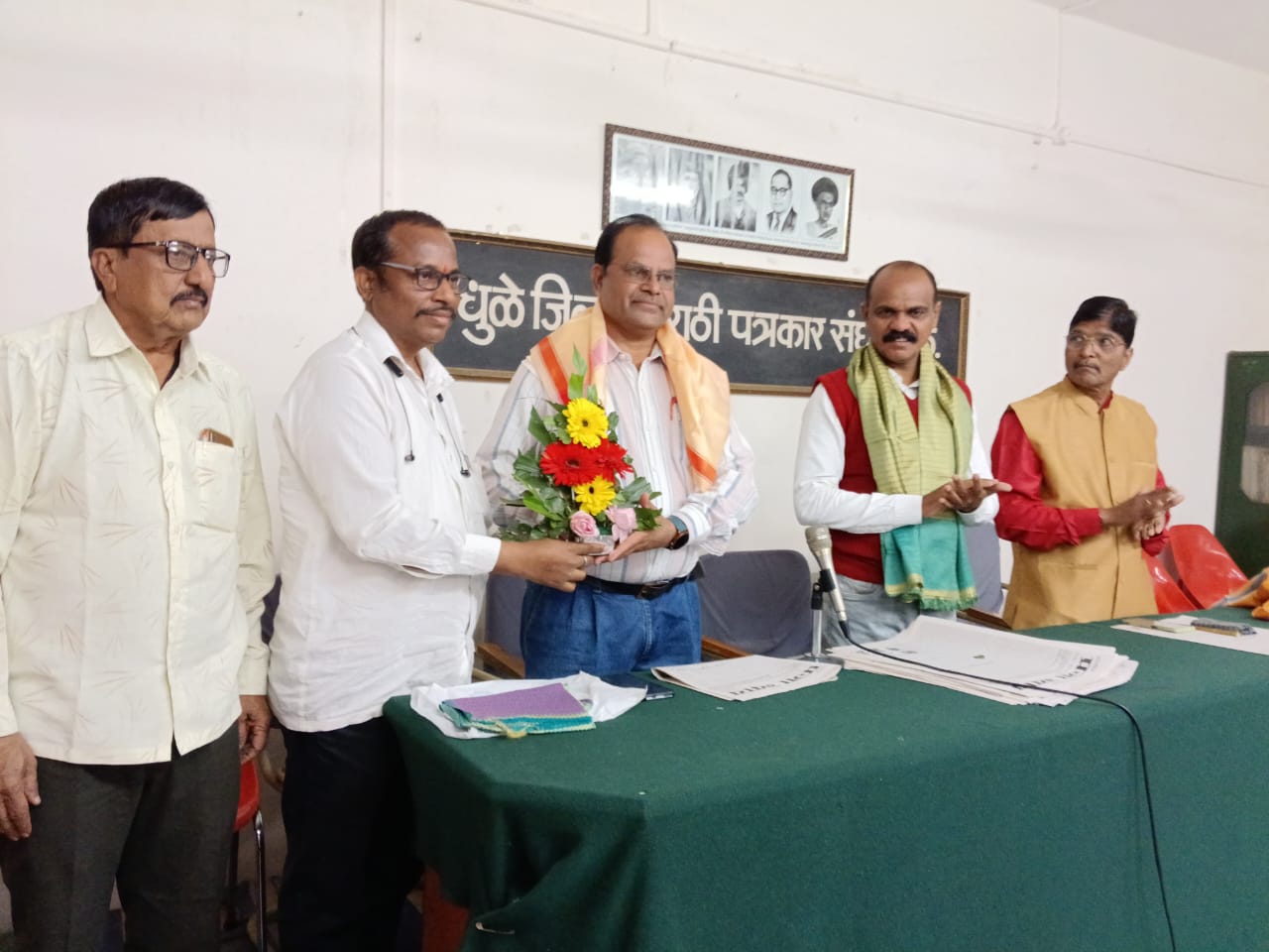 साप्ताहिक प्रजा न्याय चा प्रकाशन सोहळा धुळे जिल्हा मराठी पत्रकार संघ कार्यालयात उत्साहात संपन्न.